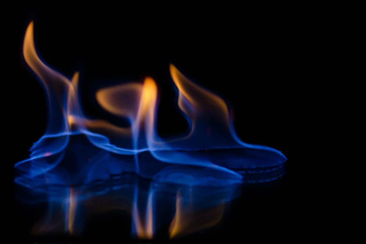 Chamas em tons de azul e laranja representando diferentes níveis de temperatura de cor