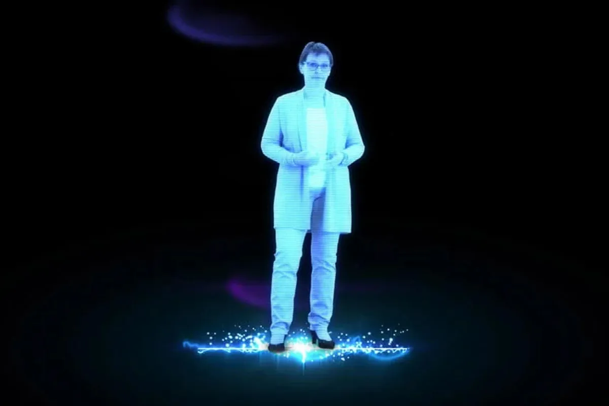 Projeção holográfica azul e futurista de um homem em jaleco ou casaco de laboratório, levitando sobre uma plataforma de luz e eletricidade.
