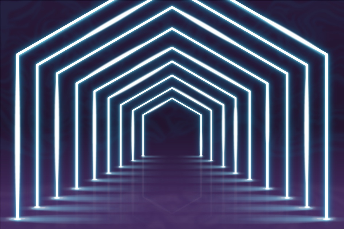Túnel com estrutura geométrica de luzes de LED brancas em formato triangular, criando um efeito de profundidade e perspectiva futurista.