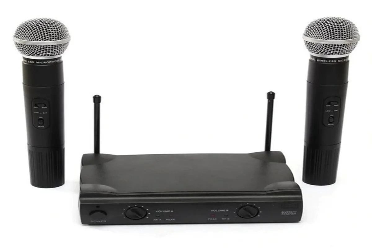 Kit de microfone sem fio de mão duplo, com transmissor (receiver) de diversidade com duas antenas e dois controles de volume, em fundo branco.