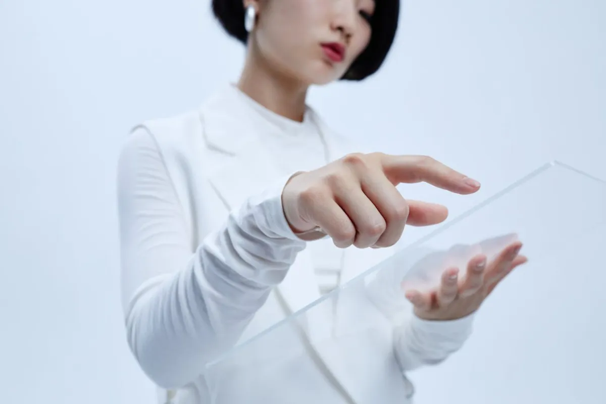 Mulher mexendo em tablet transparente
