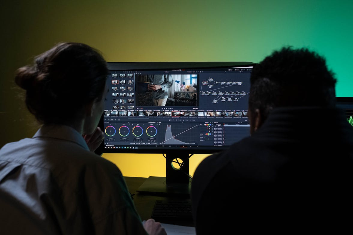 Pessoas editando vídeo