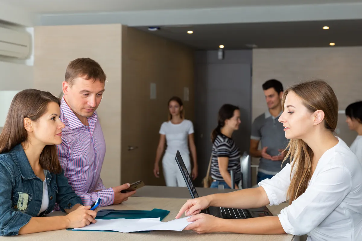 Pessoas em ambiente corporativo, conversando