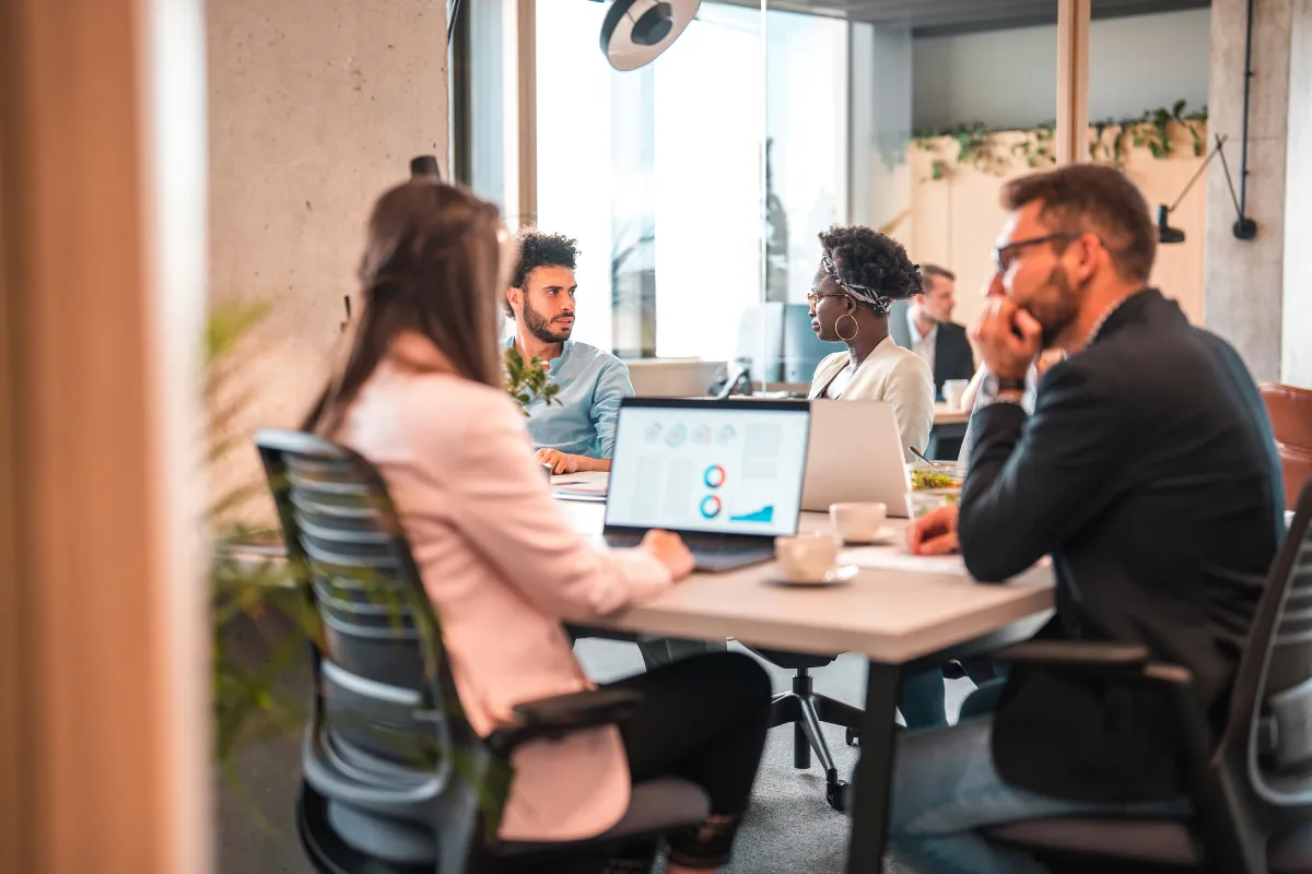 Pessoas em ambiente corporativo, conversando