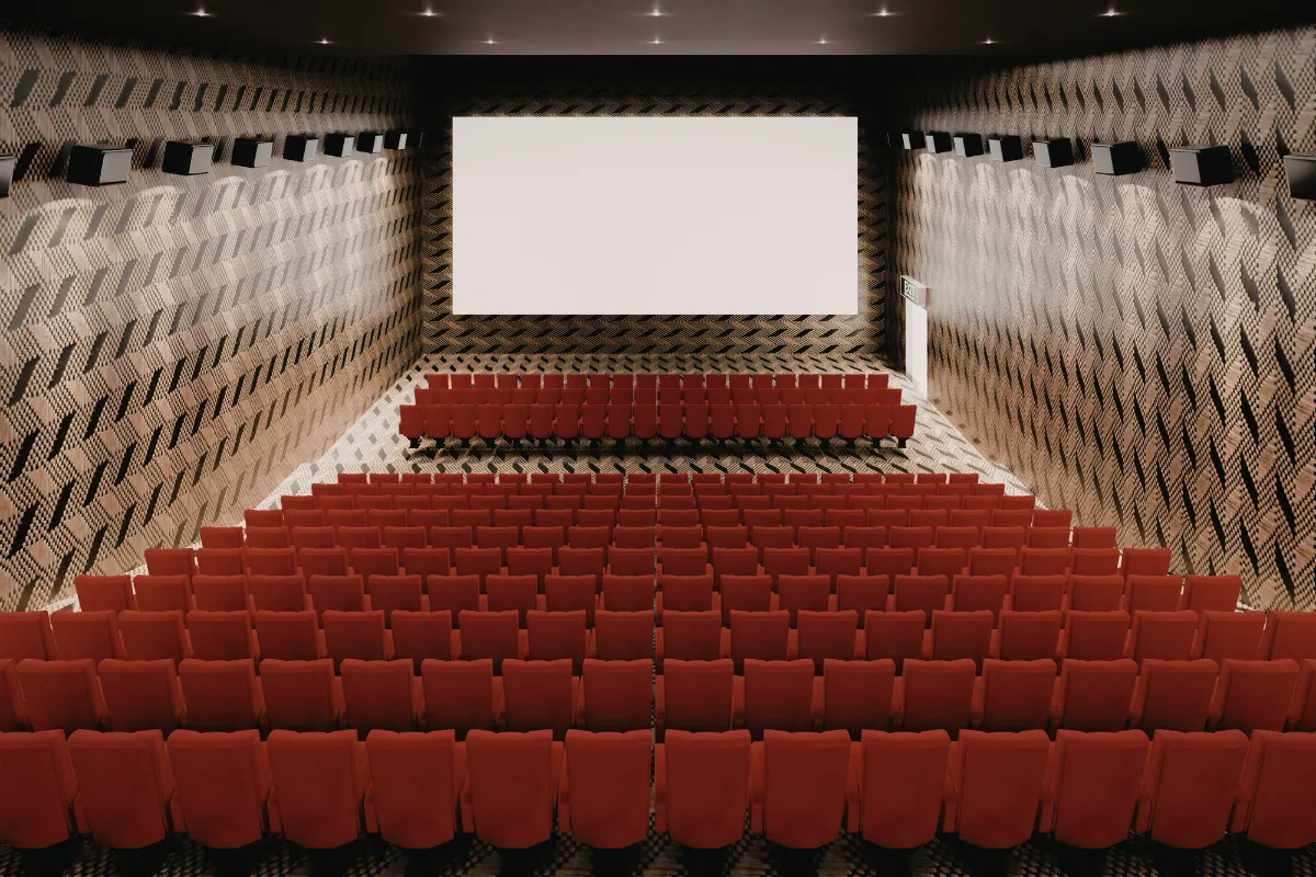 Sala de exposição com telão