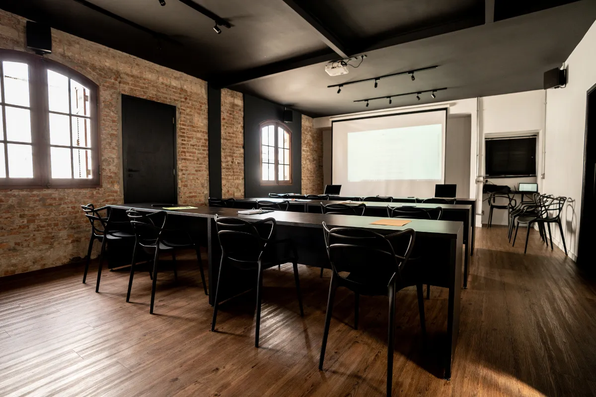 Sala de reunião com telão retrátil