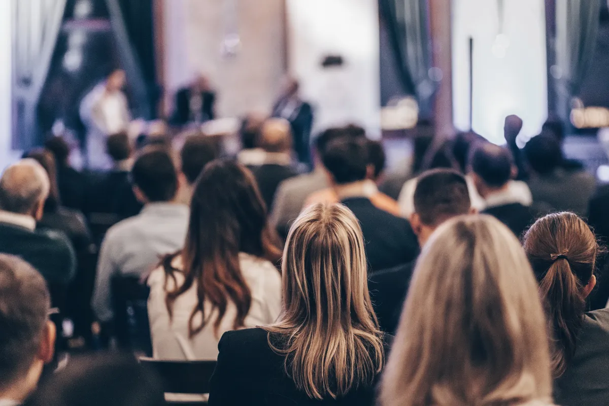 Profissionais reunidos em um evento