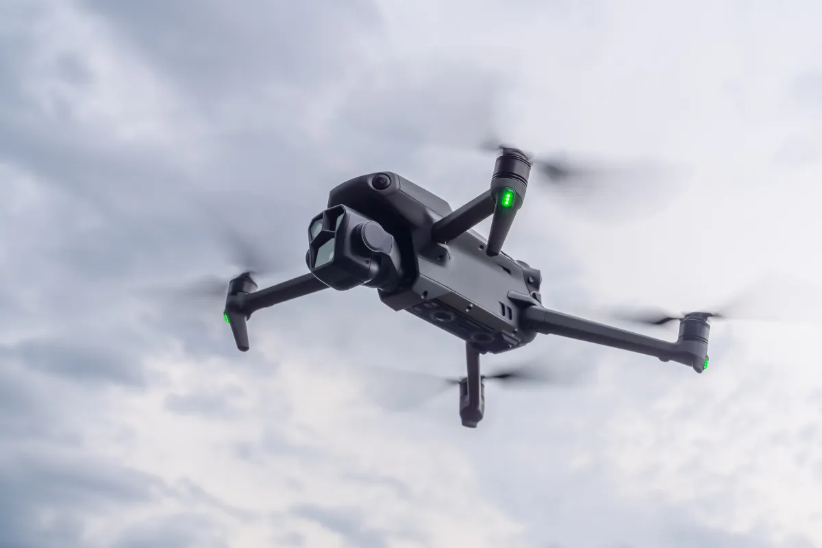 drone com luzes indicadoras voando no céu com câmera estabilizada