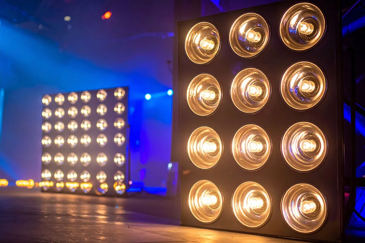 Painéis de iluminação com múltiplos spots acesos em ambiente de evento