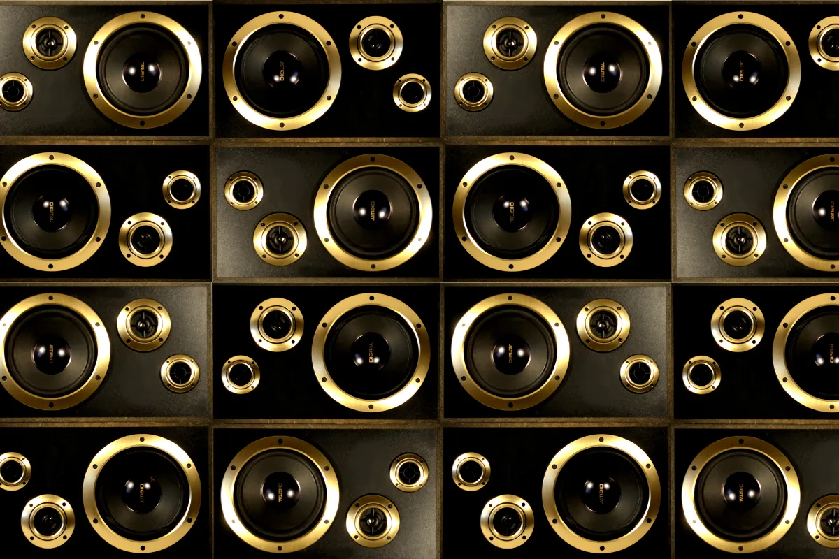 Painel com várias caixas de som profissionais com detalhes dourados organizadas em estrutura