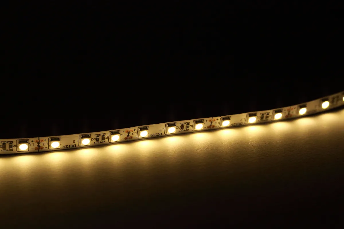 fita led acesa instalada em linha reta iluminando superfície em ambiente escuro