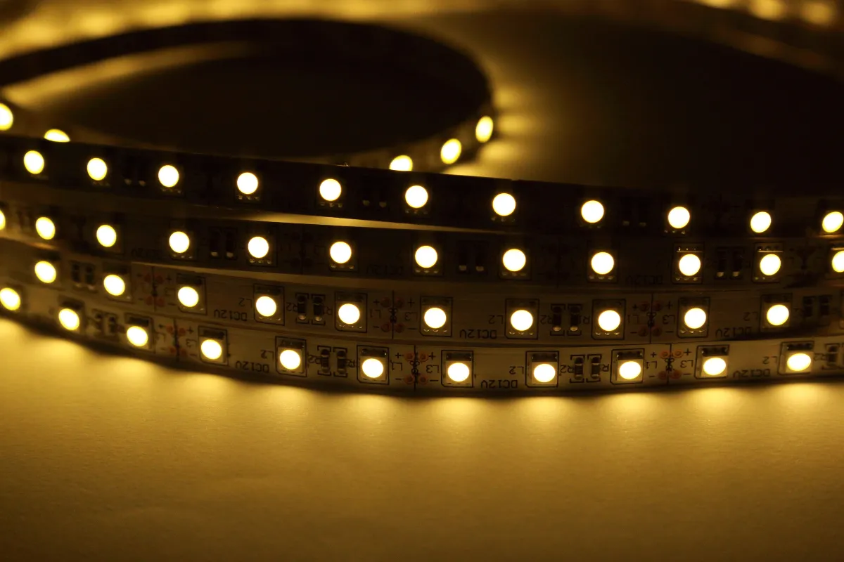 detalhe de fita led com vários pontos de luz alinhados emitindo brilho amarelo
