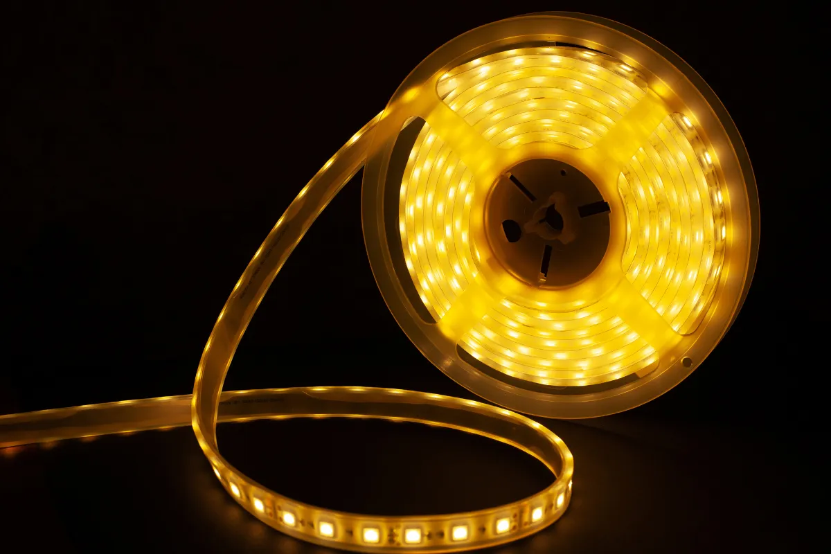 rolo de fita led amarela acesa sobre fundo escuro com iluminação contínua